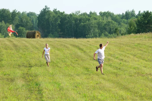 Joven hombre y mujer de vacaciones al aire libre — Foto de Stock