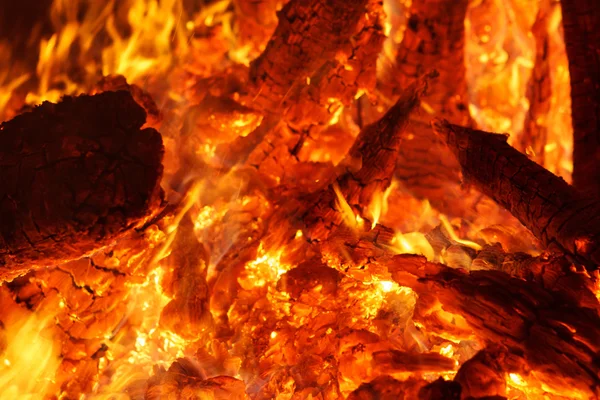 Збільшення тепла вогонь і вугілля — стокове фото