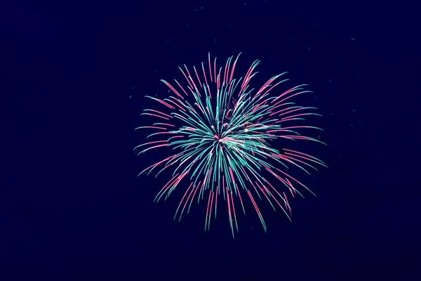 Fuegos artificiales coloridos en el fondo del cielo oscuro — Foto de Stock