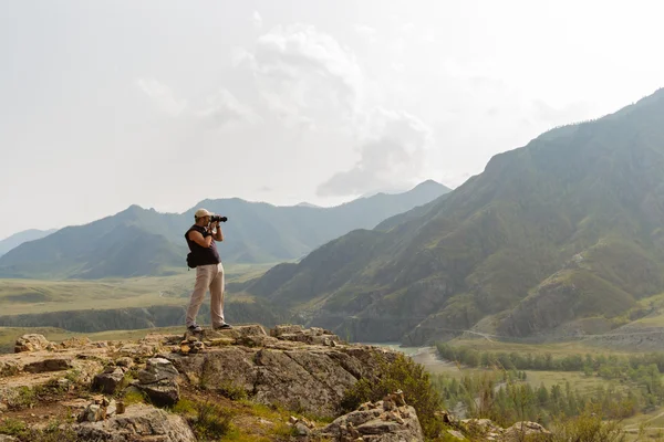 Vackert landskap med silhuetten av fotograf på backg — Stockfoto
