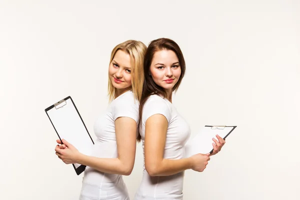 Hermanas con camisetas. Está aislado. — Foto de Stock