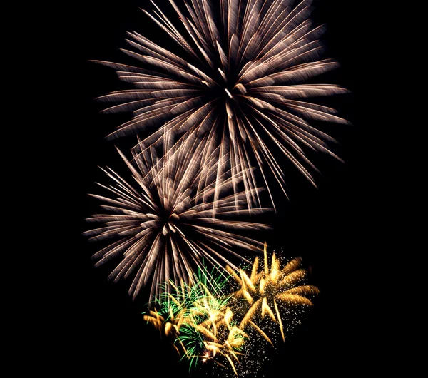 Helder kleurrijke vuurwerk en salute van verschillende kleuren in de — Stockfoto