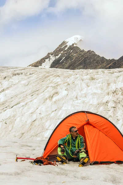 Alpinista prepara equipamento para ascensão no topo — Fotografia de Stock