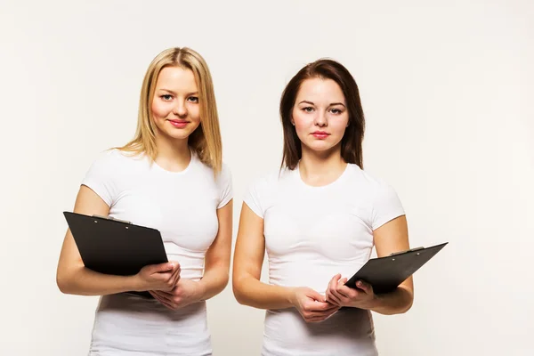 Hermanas con camisetas. Está aislado. — Foto de Stock