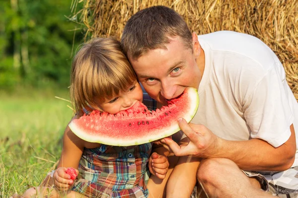 The father with the daughter on picnic — Stock Photo, Image