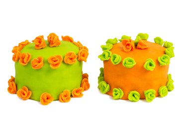 kahverengi ve yeşil kek çiçeği ile süslenmiş.