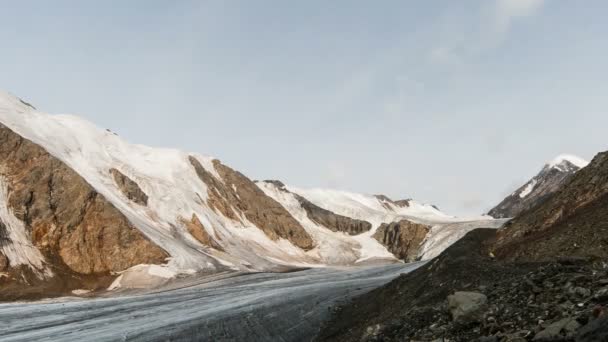 Льодовик з хмарами високо в горах — стокове відео
