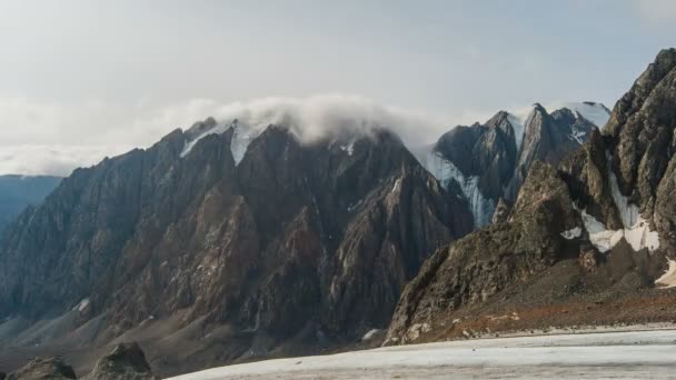 Hermoso paisaje de montaña con nubes y cimas — Vídeos de Stock