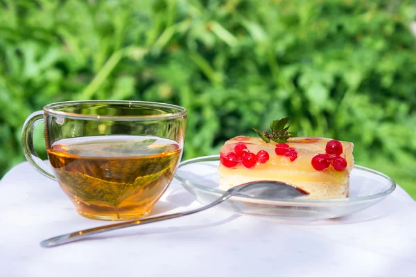 Schönes Dessert aus Süßigkeiten im Garten am Sommernachmittag — Stockfoto