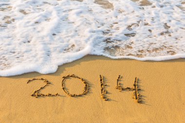 Yeni yıl 2014, önümüzdeki bir kavramdır. plaj kum üzerinde yazıt 2014.