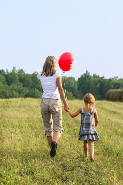 Anne ve kızı için Çim mowed. Arkadan göster.