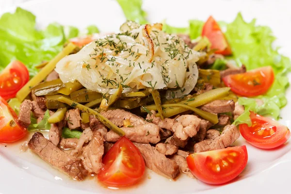 Salat aus Fleisch und reifem Gemüse — Stockfoto