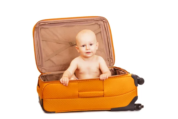 Das kleine Kind im Koffer für lange Reisen. — Stockfoto