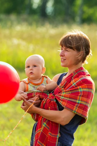 Madre su passeggiata con il piccolo bambino in ringsling — Foto Stock