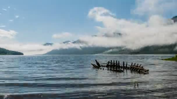 Destruição de navio de madeira velho no Lago Teletsky em montanhas . — Vídeo de Stock