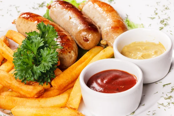 sosis ızgara patates kızartması ve rezene ile a