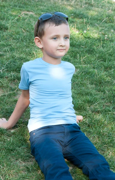 Netter Junge fünf Jahre alt — Stockfoto
