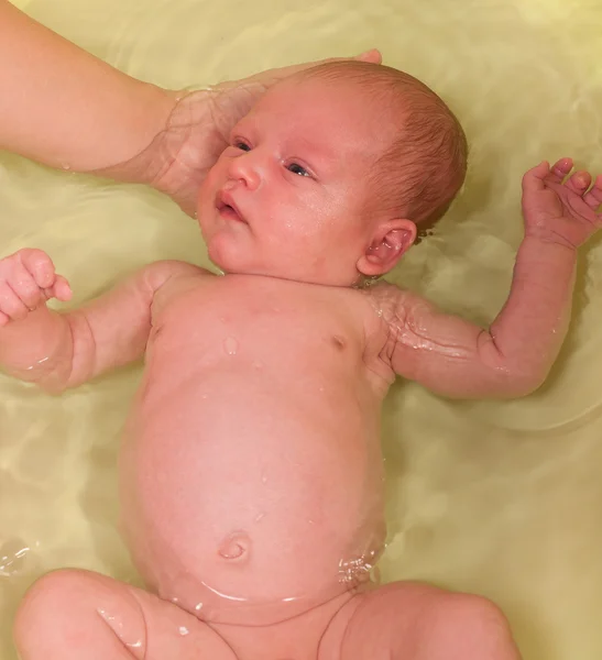 Annesi banyo bebek