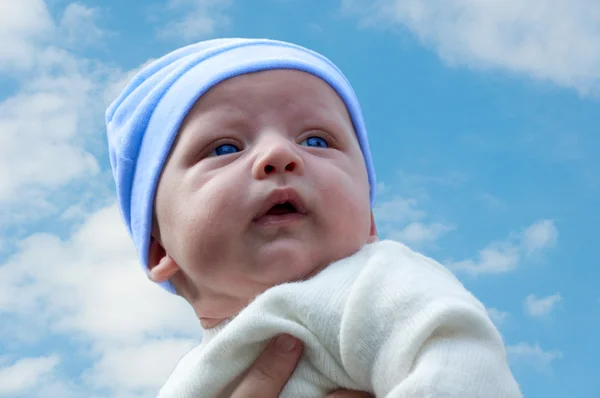 Baby tegen de hemel — Stockfoto