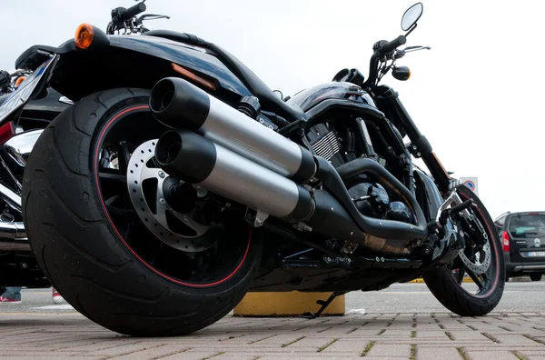 yerleşik bir 2012 harley davidson gece çubuk özel