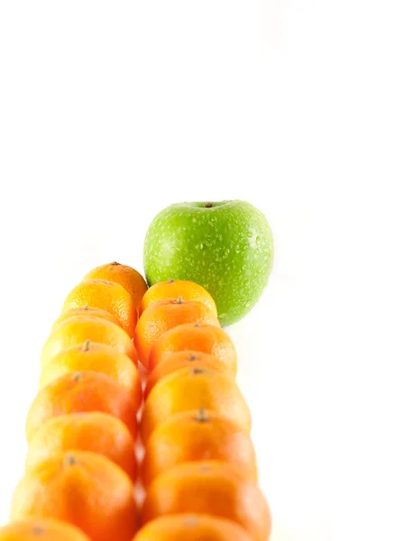 Vários conjuntos de tangerina e uma maçã — Fotografia de Stock