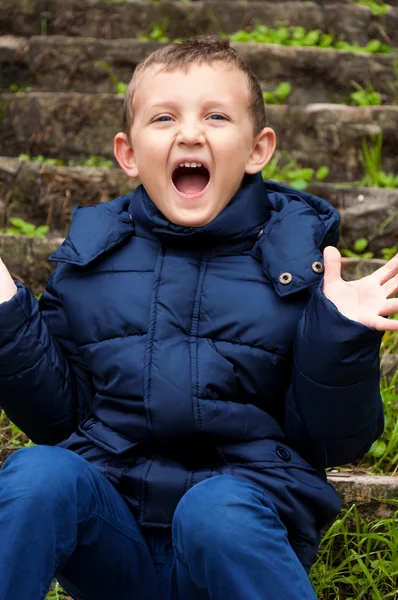 Weinig schattige jongen schreeuwen — Stockfoto