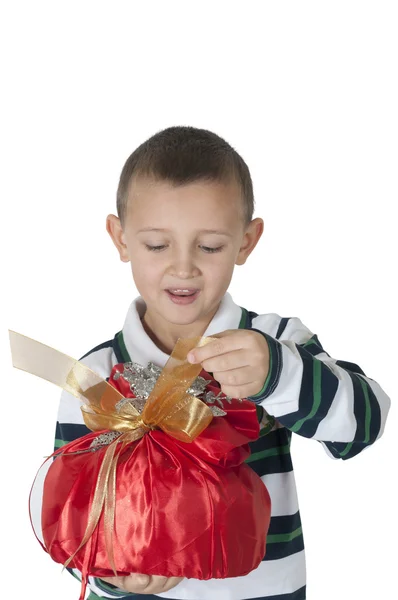 Gelukkig jongetje openen de gift — Stockfoto