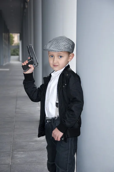 Маленький мальчик с пистолетом — стоковое фото