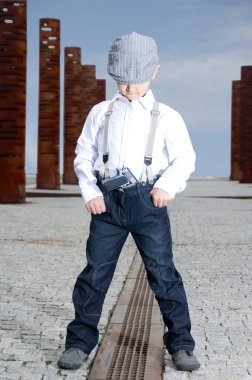 silahı ile ciddi çocuk