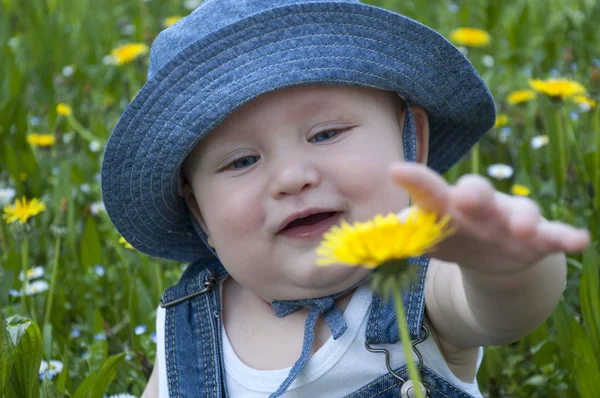 Kleine jongen in een hoed — Stockfoto