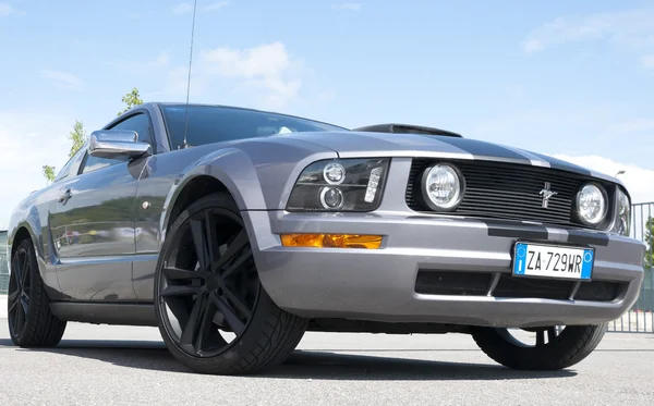 Ein 2005 gebauter Ford Mustang — Stockfoto