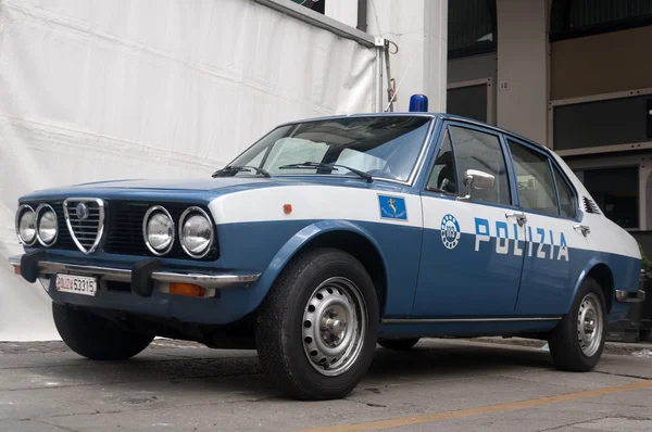 由 mille miglia 2013 年，阿尔法-罗密欧 alfetta 1.8，警察的车 — 图库照片