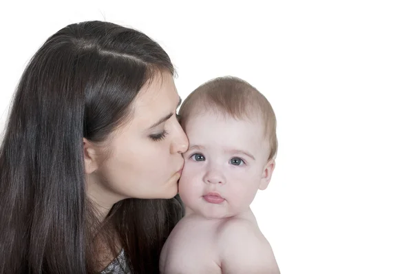 Anne çocuğunu öpüyor. — Stok fotoğraf