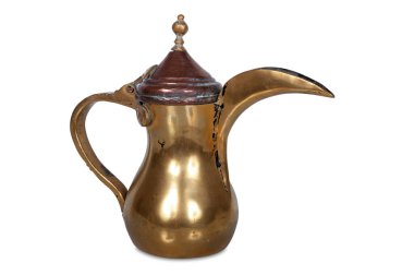 Beyaz arkaplanda izole edilmiş eski Fas çaydanlığı
