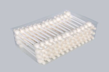 Gri arka planda izole edilmiş bebek için kulak çubukları