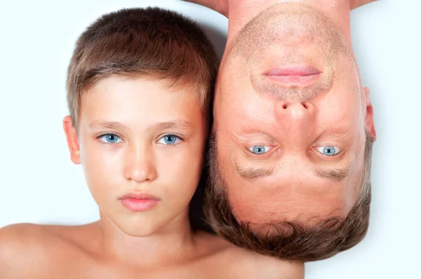 Likhet Mellan Far Och Son Unga Och Gamla Ansikten Närbild — Stockfoto