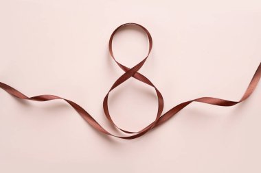 Sekiz şeklinde kahverengi kurdele.