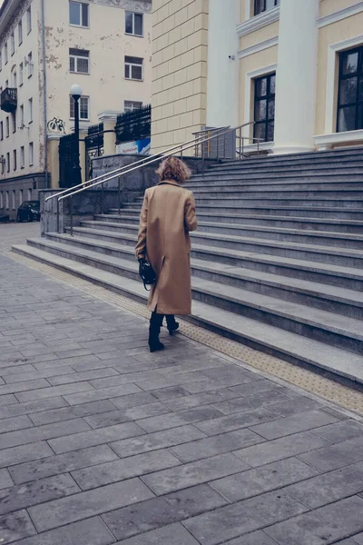 Uma Mulher Vai Trabalhar Uma Mulher Casaco Estilo Rua Caminhando — Fotografia de Stock