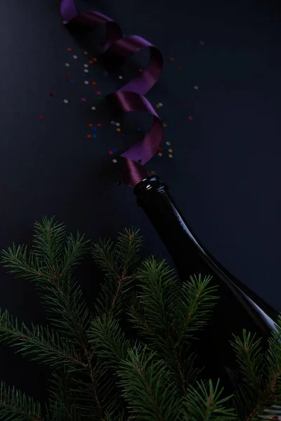 해피 뉴 이어 메리 크리스마스. 크리스마스 나무 가지의 배경. — 스톡 사진