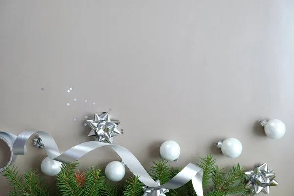 Gelukkig Nieuwjaar Vrolijk Kerstfeest Achtergrond Van Kerstboomtakken Met Zilveren Elementen — Stockfoto