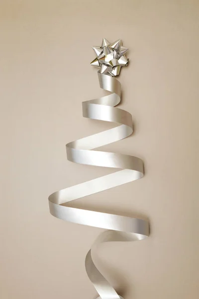 Julgran gjord av band och båge. En symbol för jul och nyår. — Stockfoto