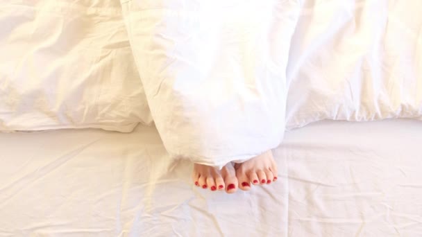 Pernas Femininas Bonitas Com Manicure Sob Cobertor Conceito Bom Dia — Vídeo de Stock
