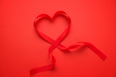 Kalp şeklinde kırmızı kurdeleler, sevgililer günü konsepti
