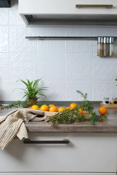 Beyaz Bir Mutfakta Ahşap Bir Tabakta Mandalinalar Yeni Yıl Havası — Stok fotoğraf