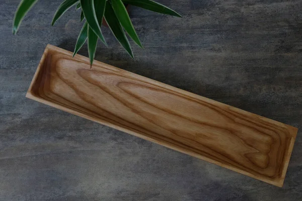 Brauner Holzteller Dunkler Ton Rechteckig Draufsicht Grauer Hintergrund — Stockfoto