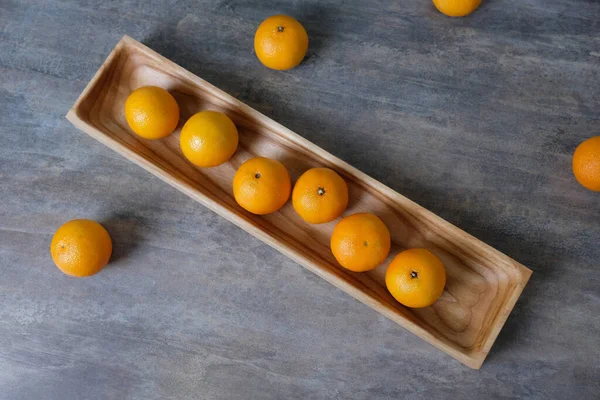 Bodegón Rústico Navidad Año Nuevo Con Mandarinas Sobre Plato Rectangular — Foto de Stock