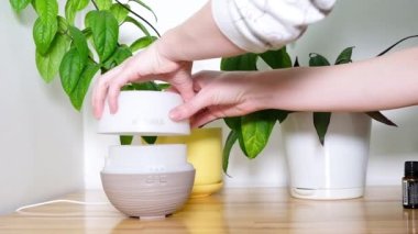 Kadınların elleri doğal yağlı bir yayıcı içerir..