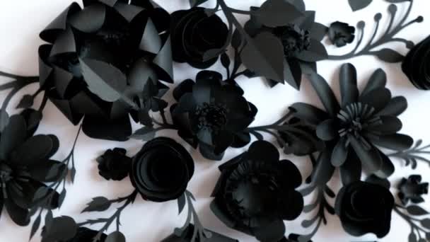 Μαύρα Χάρτινα Λουλούδια Λευκό Φόντο Περιστρέφονται Κύκλο Περιστροφή Δεξιόστροφα Υψηλής — Αρχείο Βίντεο