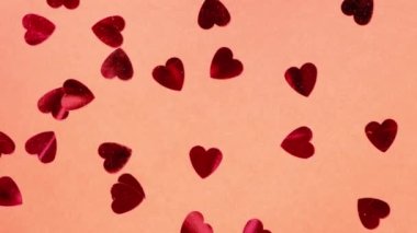 Kırmızı kalp şeklinde pullar kırmızı arka planda daireler çiziyor.