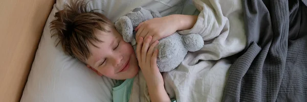 Ein Trauriger Kranker Junge Liegt Bett Kopfschmerzen Und Hohes Fieber — Stockfoto